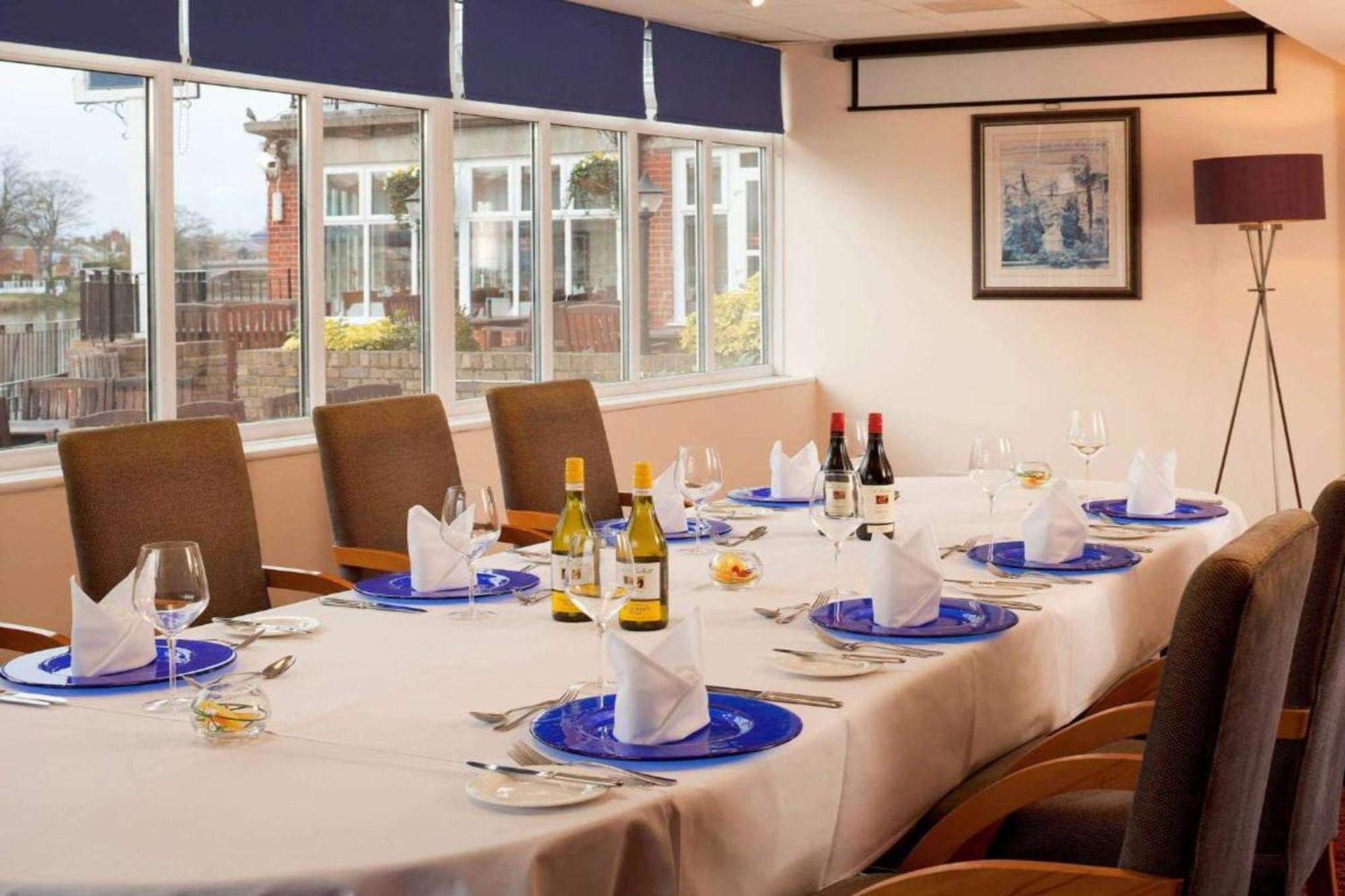 Sunday London Ex Mercure Hotel Staines-upon-Thames