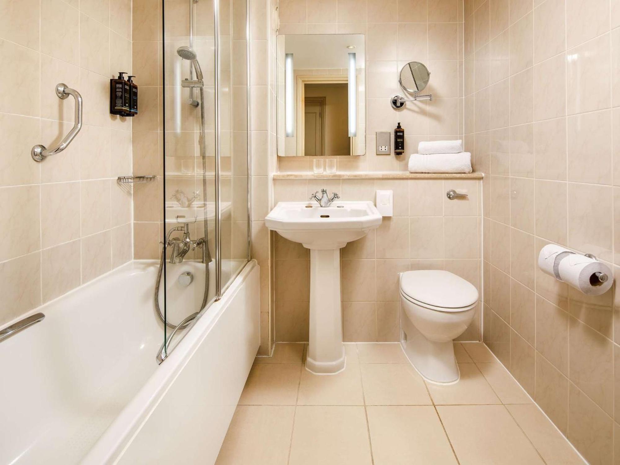 Sunday London Ex Mercure * Staines-upon-Thames