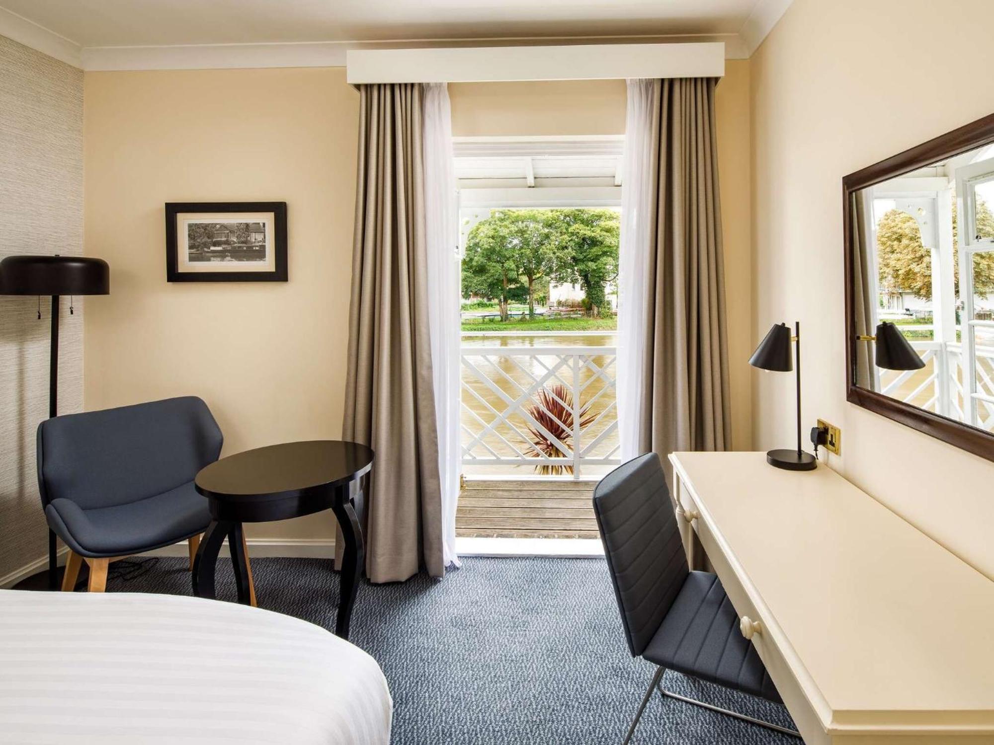 Sunday London Ex Mercure Staines-upon-Thames