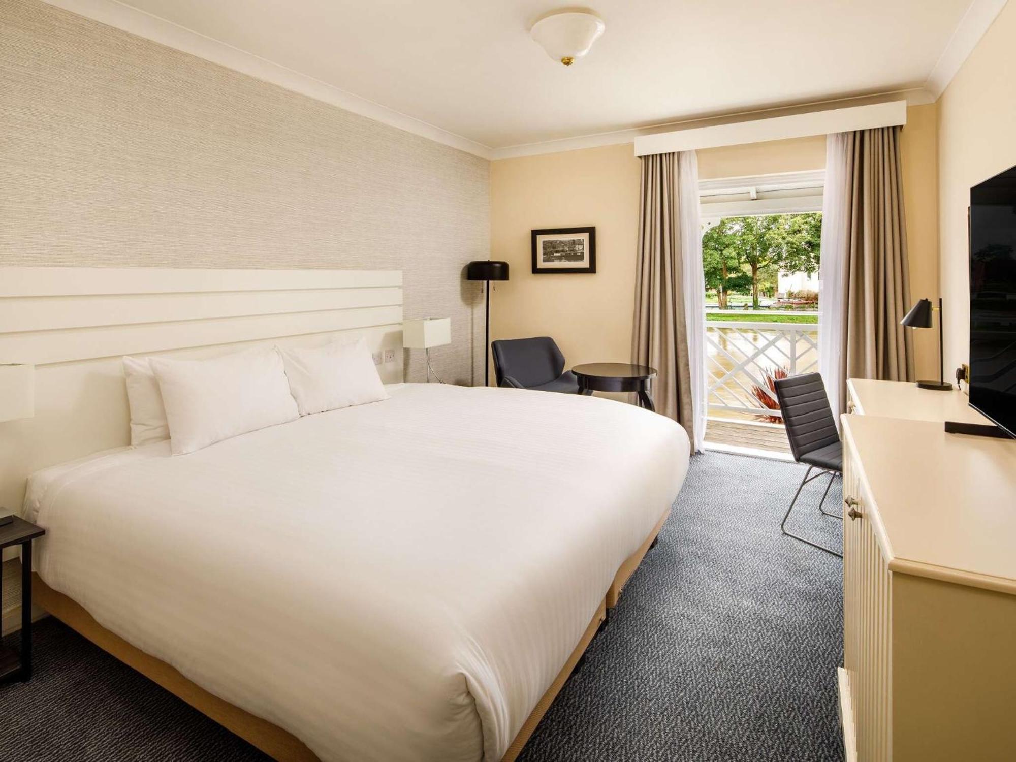 Sunday London Ex Mercure * Staines-upon-Thames